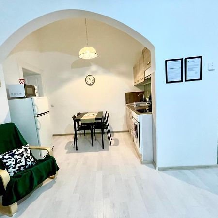 White Apartment Near The Famous New York Cafe Budapest Eksteriør bilde