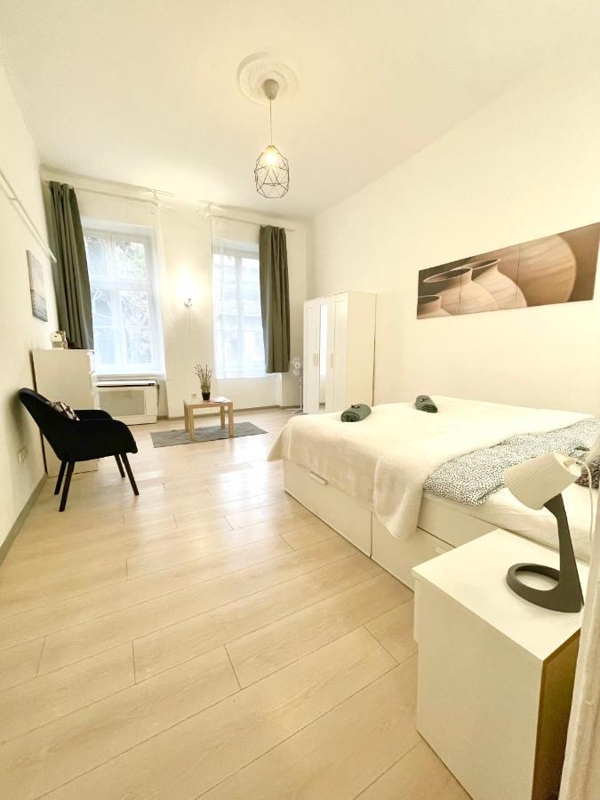 White Apartment Near The Famous New York Cafe Budapest Eksteriør bilde