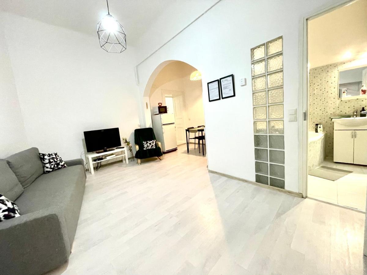 White Apartment Near The Famous New York Cafe Budapest Eksteriør bilde