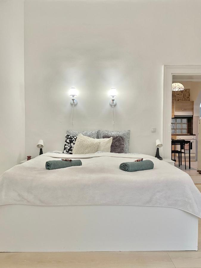 White Apartment Near The Famous New York Cafe Budapest Eksteriør bilde