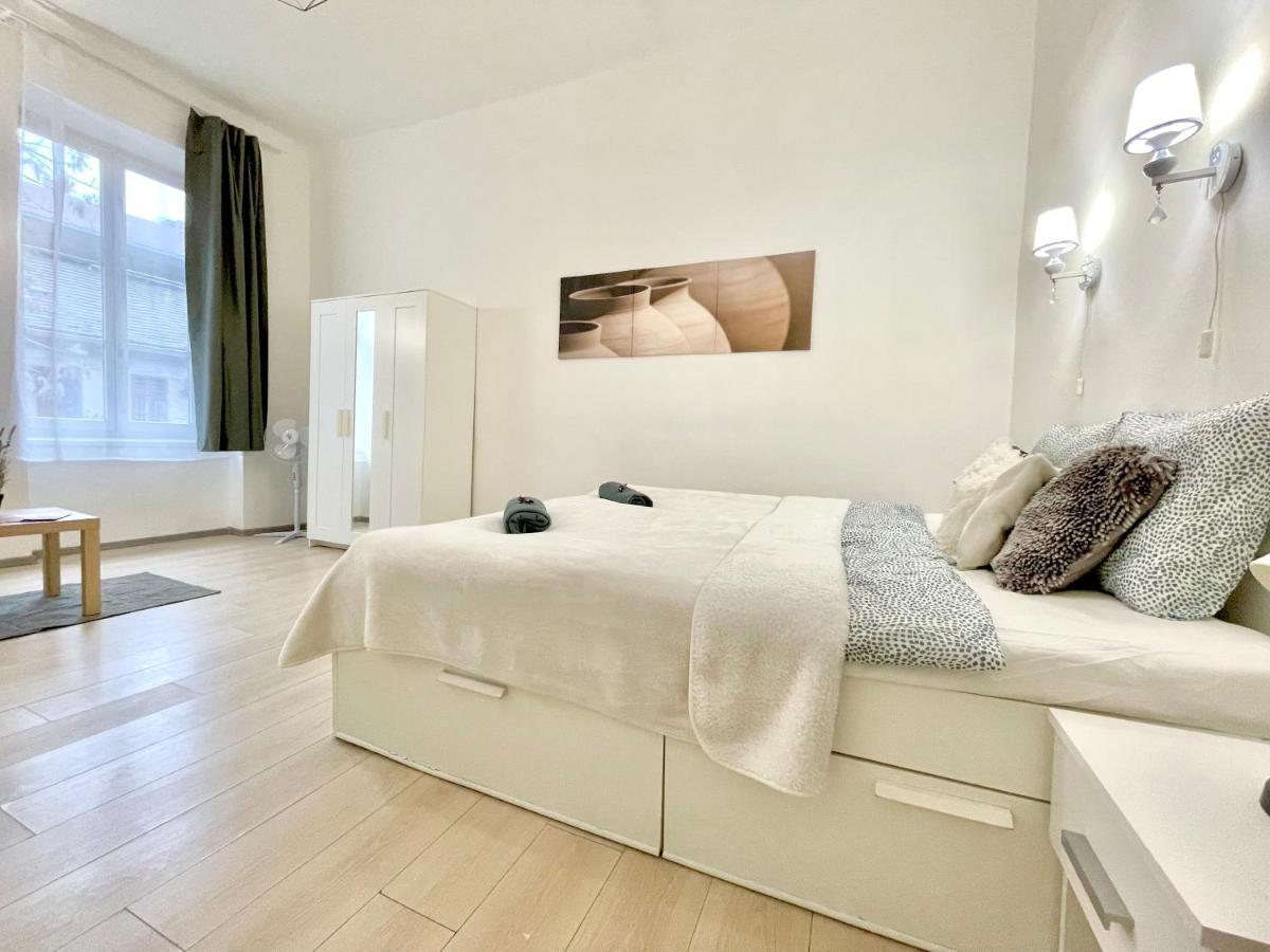 White Apartment Near The Famous New York Cafe Budapest Eksteriør bilde